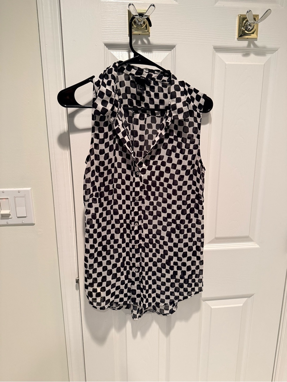 H&M Black and White Sleeveless Geometric Button-Front Blouse